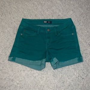 Girls Levi’s Shorts 🤍